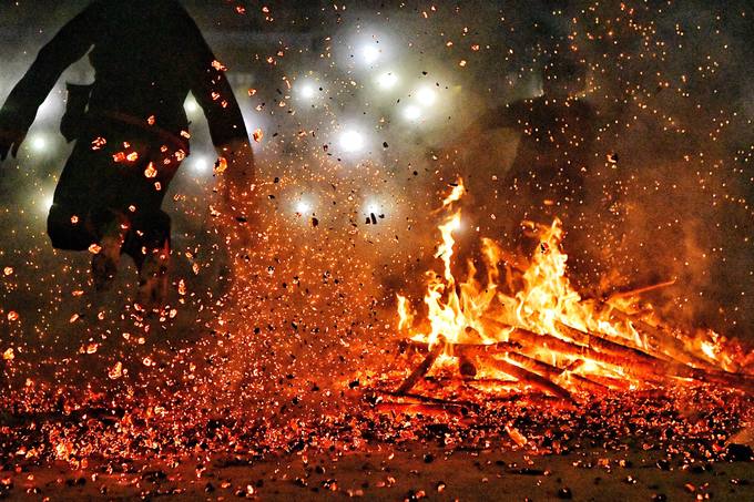 Trai bản chân trần nhảy trên đống lửa cầu may